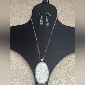 Elegant Cream/Tan Pendant Necklace and Earring Set